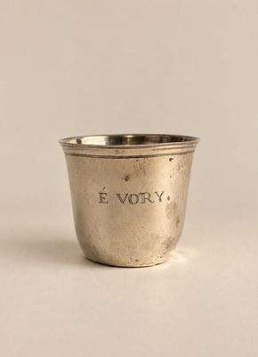 une coupe en argent sur laquelle est gravé le mot « ivoire »