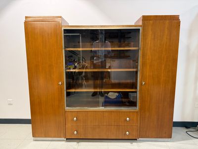 Vitrine en bois de placage ouvrant par deux portes pleines a…