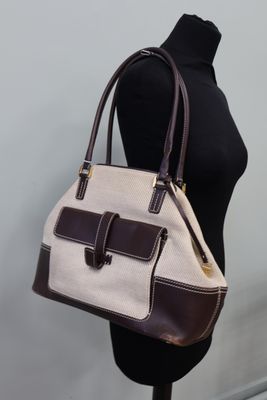 sac à main beige et marron sur un mannequin