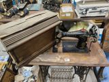 une vieille machine à coudre posée sur une table dans une pièce