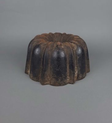un gâteau au chocolat posé sur une table