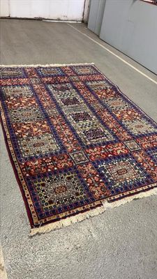 un grand tapis posé sur le sol d'une pièce