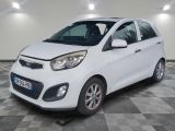 la voiture blanche est garée sur un sol en damier dans le garage