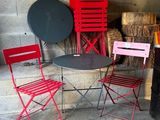 plusieurs chaises et une table dans une pièce aux murs en briques