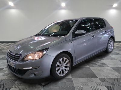 la voiture argentée est garée dans le garage sur le sol en damier