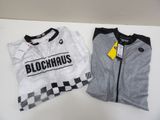 deux t-shirts à carreaux noirs et blancs posés sur une table