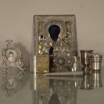 un miroir posé sur la table, sur lequel se trouvent des objets en argent