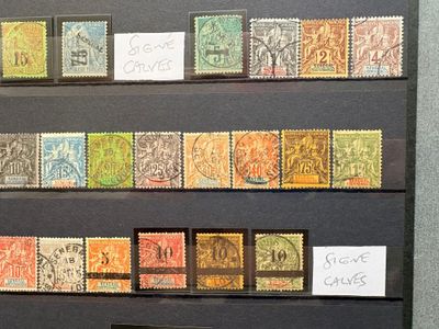 de nombreux timbres différents exposés sur un mur noir