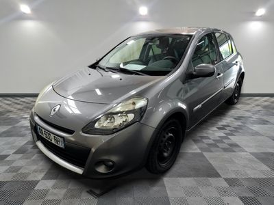 la photo d'une voiture argentée garée dans un garage
