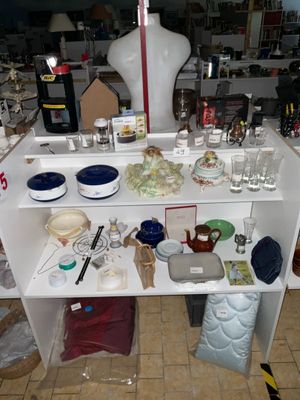 une étagère blanche sur laquelle sont posés de nombreux objets