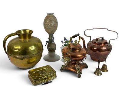 de nombreux types de vases et d'autres objets sur la table