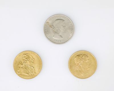 trois types de pièces différents sont présentés sur une surface blanche