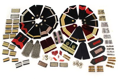 une image représentant un ensemble d'uniformes militaires et d'accessoires