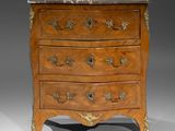 une commode ancienne avec un plateau en marbre sur fond gris