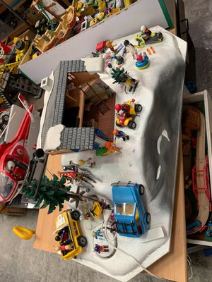 PLAYMOBIL. Maquette animée sur le thème des sports d'hiver.