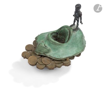 une statue représentant un homme debout au sommet d'un tas de pièces de monnaie