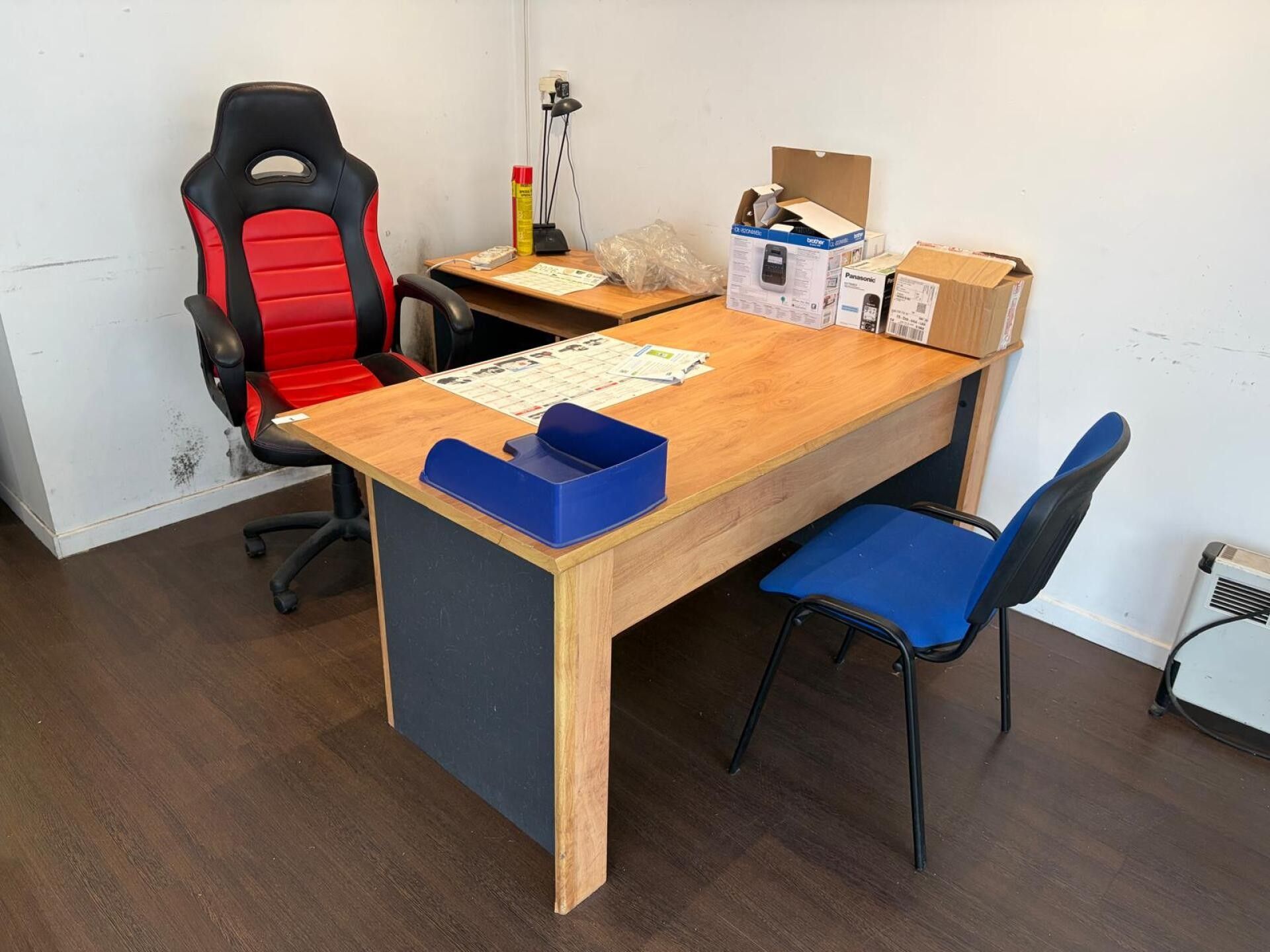 Mobilier de bureau en l'état comprenant : deux bureaux simpl…
