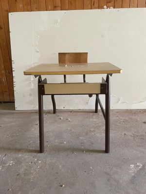 1 bureau ecole avec chaise- plateaux bois mauvais etat -dime…