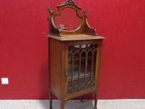une petite armoire en bois surmontée d'un miroir