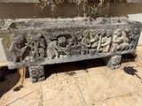 un banc en pierre posé à même le sol