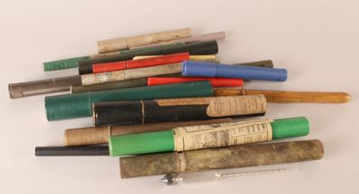 de nombreux stylos de différentes couleurs sur une surface blanche