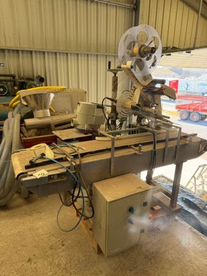 une photo d'une machine qui se trouve dans un garage