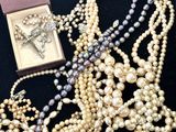 un gros plan d'un collier orné de perles et d'une croix