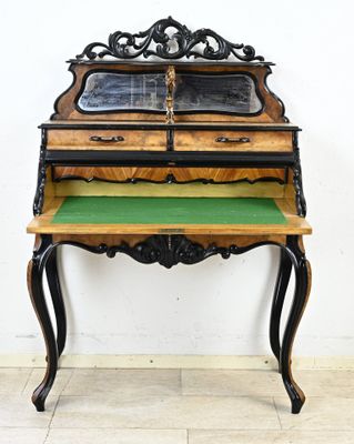 un bureau ancien avec un plateau vert et un piètement noir