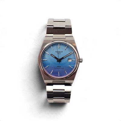 une montre posée sur une surface blanche
