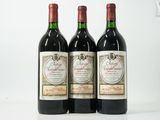 trois bouteilles de vin posées l'une à côté de l'autre sur une table