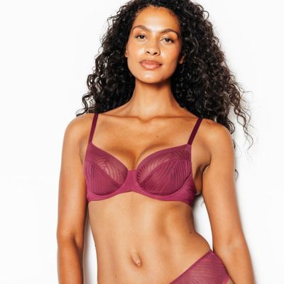 une photo d'une femme portant un soutien-gorge et une culotte violets