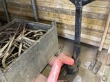 une photo représentant une fourche et un chariot dans un garage