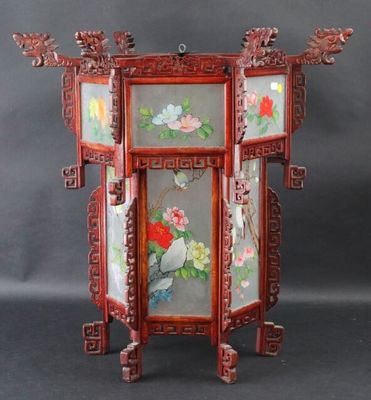 Lanterne hexagonale en bois peint en rouge agrémentée de pla… - Photo 1