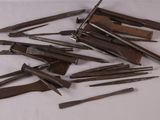 beaucoup de vieux outils posés sur une table