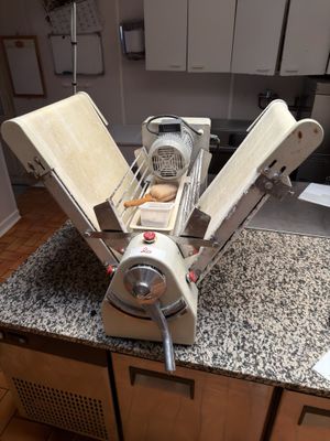une machine posée sur le comptoir d'une cuisine