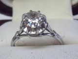 une photo d'une bague en diamant exposée dans un présentoir à bagues