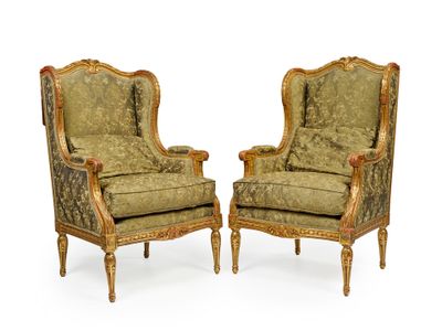 paire de fauteuils en bois sculpté de style Louis XV