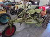 de nombreux vieux tracteurs dans le garage de cet immeuble