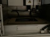 une machine posée sur une table dans une pièce