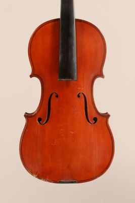 un vieux violon avec un archet sur fond blanc