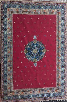 un tapis oriental accroché au mur d'une pièce