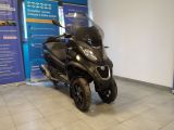 un scooter garé dans un showroom