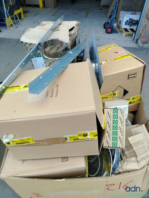 une pile de boîtes empilées les unes sur les autres