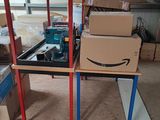 une table sur laquelle se trouvent des boîtes ornées d'un sourire