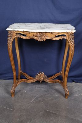 une table en bois avec un plateau en marbre sur fond bleu