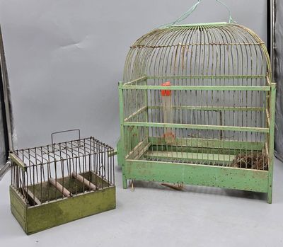 une cage à oiseaux avec un oiseau à l'intérieur et un oiseau dans une cage