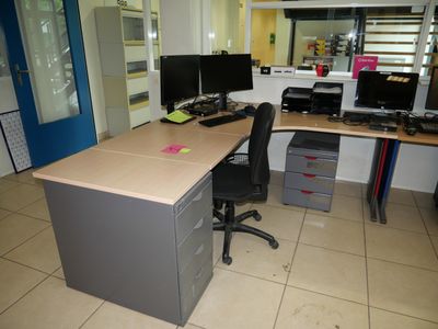 un bureau 180X220 avec deux caissons et son fauteuil de bure…