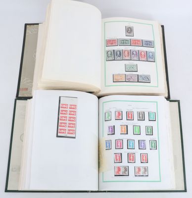 un livre dont les pages sont ornées de timbres et un livre dont les pages sont ornées de timbres