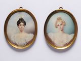 Deux portraits miniatures représentant une femme et un homme sont présentés dans un cadre doré.