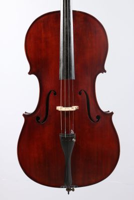 un gros plan d'un violoncelle sur fond blanc